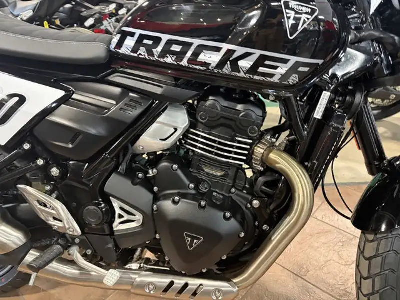 2027 Triumph Tracker 400, černá, 1 km, dovoz Kanada — foto 3 z 4