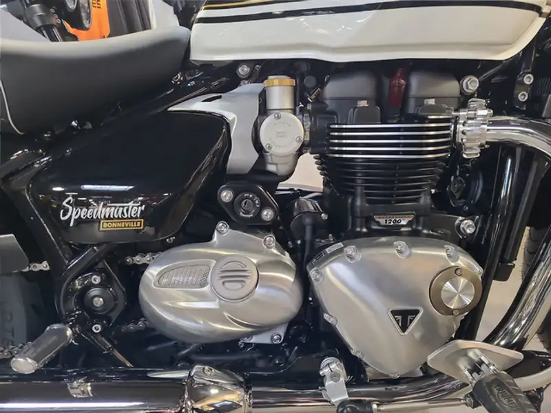2026 Triumph Speedmaster, černá, 12 km, dovoz Kanada — foto 3 z 12