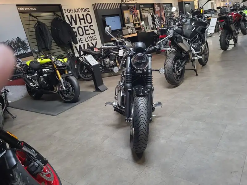 2026 Triumph Speedmaster, černá, 12 km, dovoz Kanada — foto 7 z 12