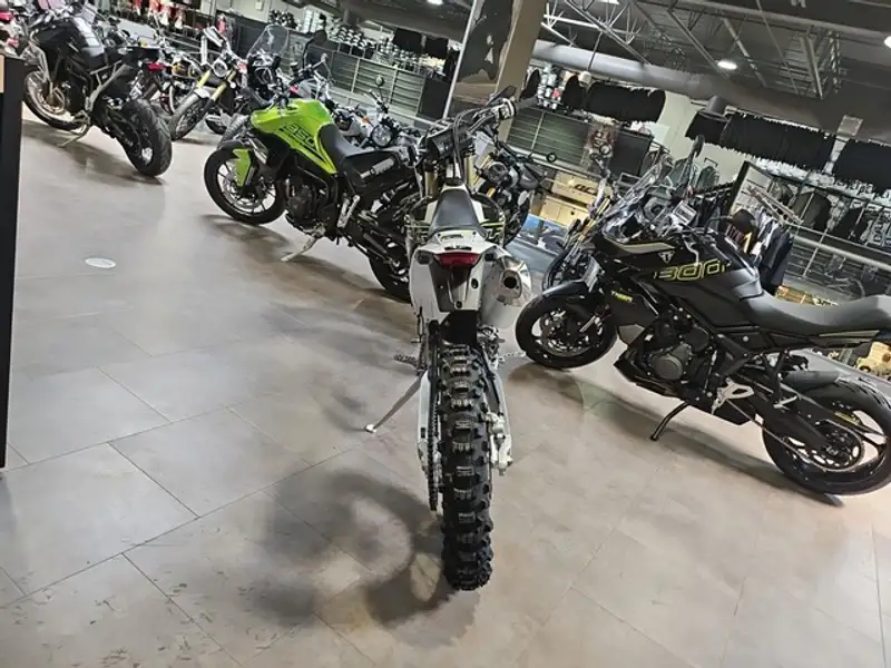 2026 Triumph TF 450-E, žlutá, 12 km, dovoz Kanada — foto 10 z 12
