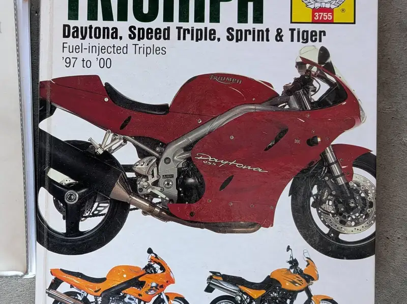 2000 Triumph Sprint RS, žlutá, 53 000 km, dovoz Kanada — foto 8 z 9
