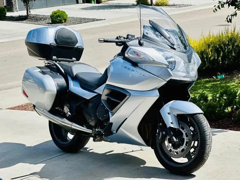 2015 Triumph Trophy, stříbrná, 86 000 km, dovoz Kanada — foto 1