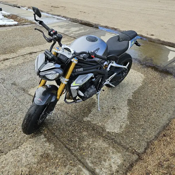 2022 Triumph Unspecified, 4 960 km, dovoz Kanada — foto 3 z 10
