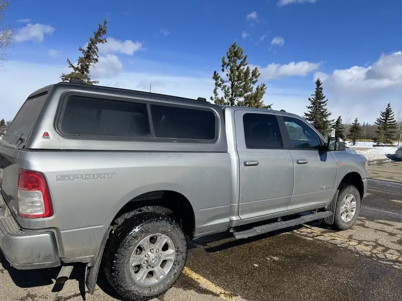 2022 RAM 2500, stříbrná, 132 000 km, dovoz Kanada — foto 2 z 7