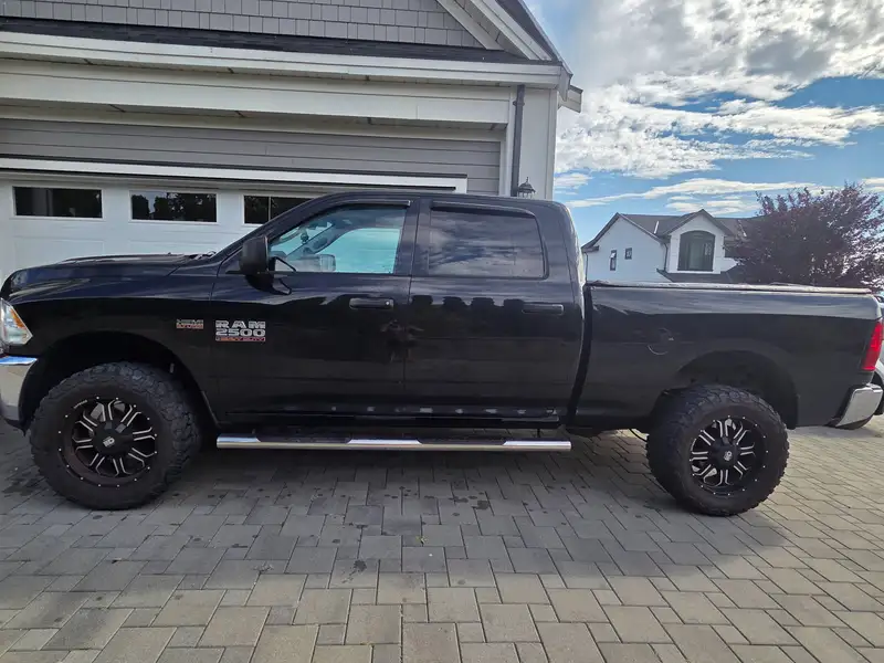 2016 RAM 2500, černá, 118 426 km, dovoz Kanada — foto 3 z 5