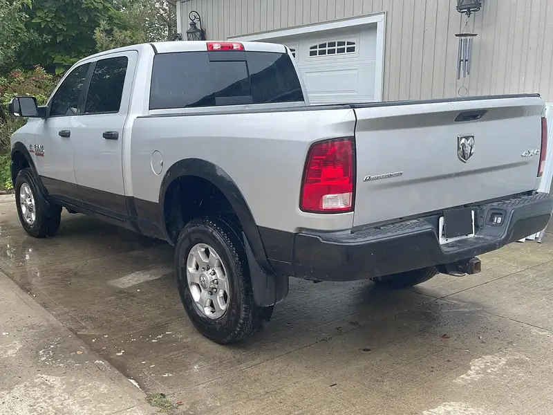 2016 RAM 2500 SLT, stříbrná, 188 000 km, dovoz Kanada — foto 2 z 6