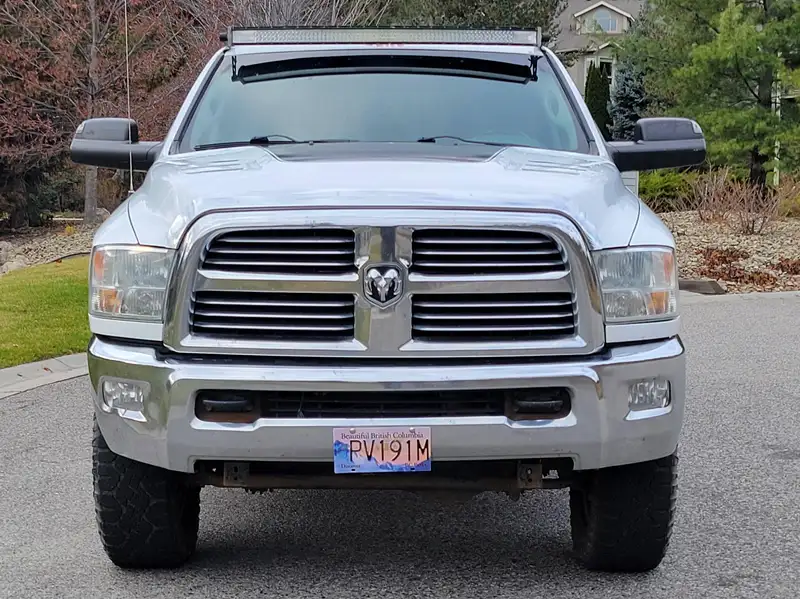 2014 RAM 2500 SLT, bílá, 252 000 km, dovoz Kanada — foto 2 z 9