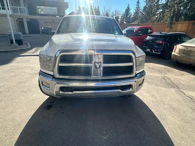 2012 RAM 2500 SLT, bílá, 305 000 km, dovoz Kanada — foto 2 z 7