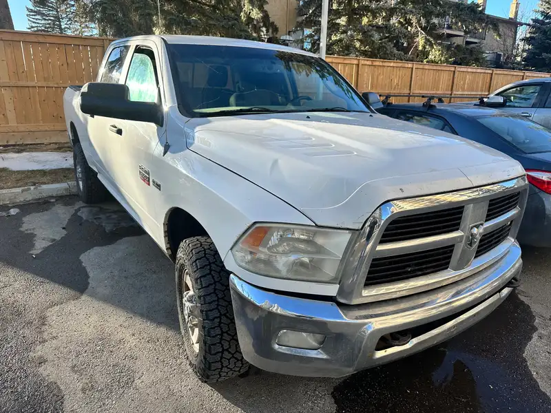 2012 RAM 2500 SLT, bílá, 305 000 km, dovoz Kanada — foto 3 z 7