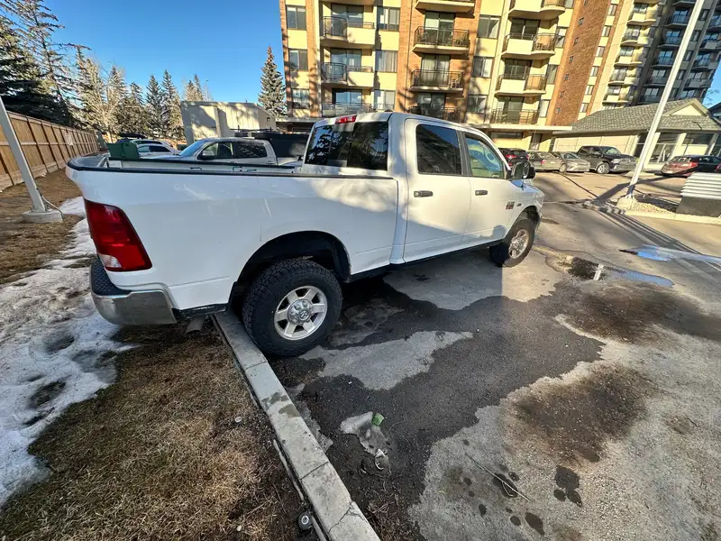 2012 RAM 2500 SLT, bílá, 305 000 km, dovoz Kanada — foto 5 z 7