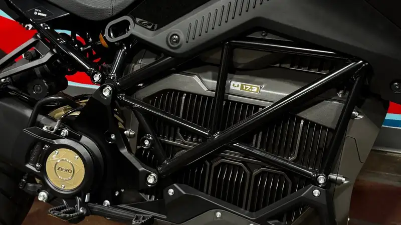 2025 Zero Motorcycles DS, 17 km, dovoz Kanada — foto 2 z 8