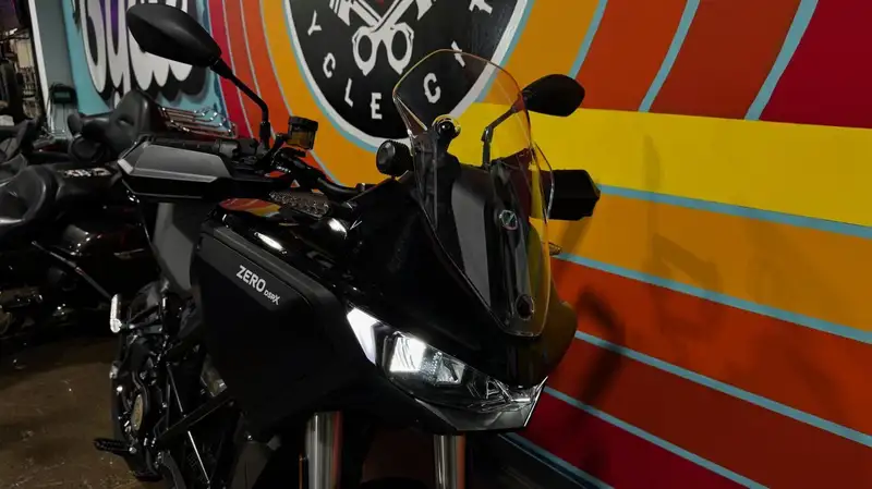 2025 Zero Motorcycles DS, 17 km, dovoz Kanada — foto 4 z 8