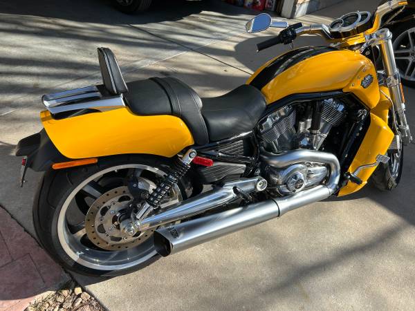 Harley-Davidson, žlutá, dovoz USA — foto 3 z 6