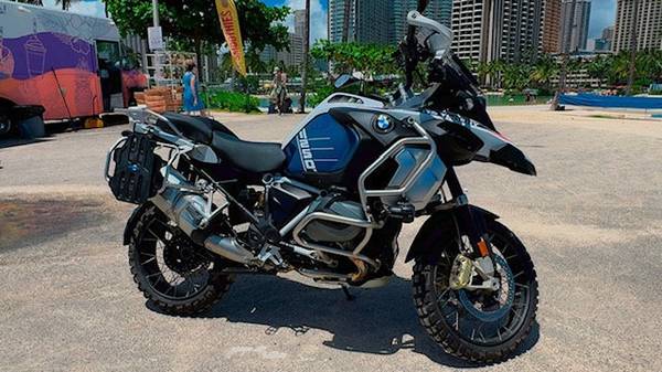 2023 BMW, modrá, dovoz USA — foto 3 z 12