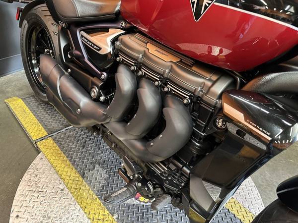 2025 Triumph, černá, dovoz USA — foto 10 z 12
