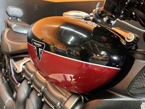 2025 Triumph, černá, dovoz USA — foto 12 z 12
