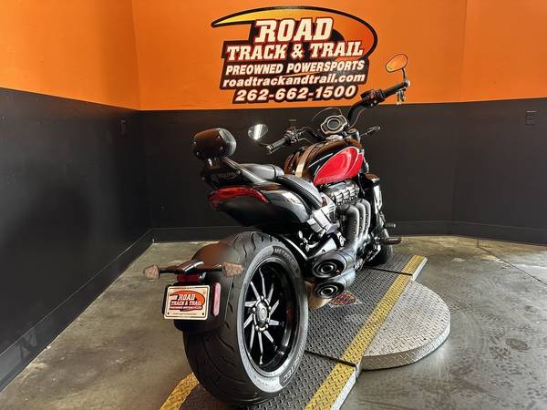 2025 Triumph, černá, dovoz USA — foto 4 z 12