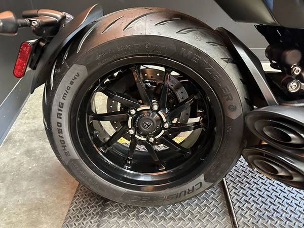 2025 Triumph, černá, dovoz USA — foto 5 z 12