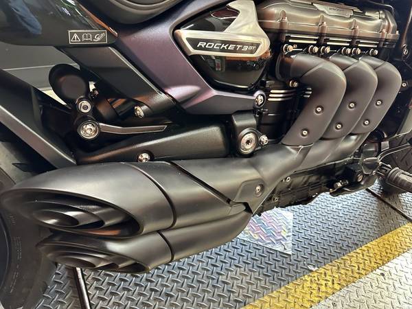 2025 Triumph, černá, dovoz USA — foto 6 z 12