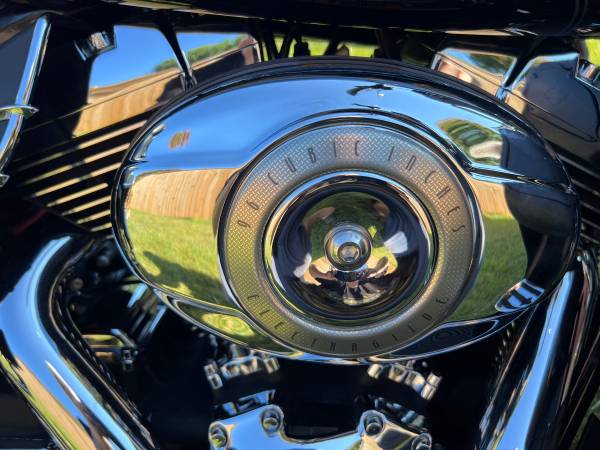 2011 Harley-Davidson, dovoz USA — foto 9 z 11