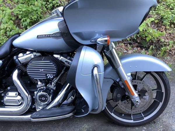 2023 Harley-Davidson, stříbrná, dovoz USA — foto 2 z 11