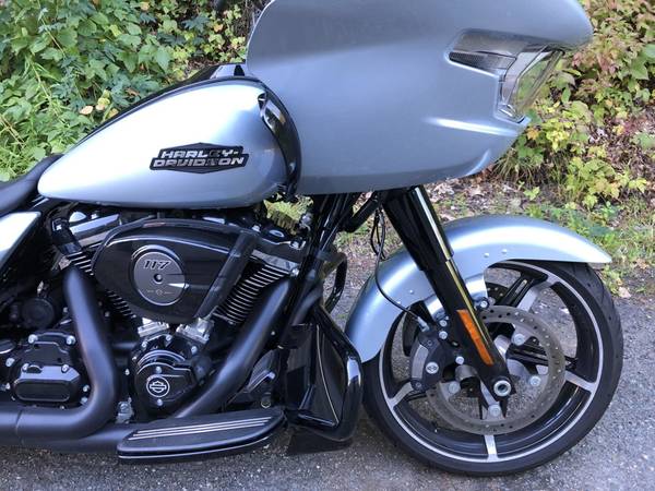 2024 Harley-Davidson, stříbrná, dovoz USA — foto 2 z 11