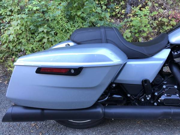 2024 Harley-Davidson, stříbrná, dovoz USA — foto 3 z 11