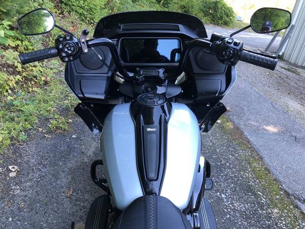 2024 Harley-Davidson, stříbrná, dovoz USA — foto 5 z 11