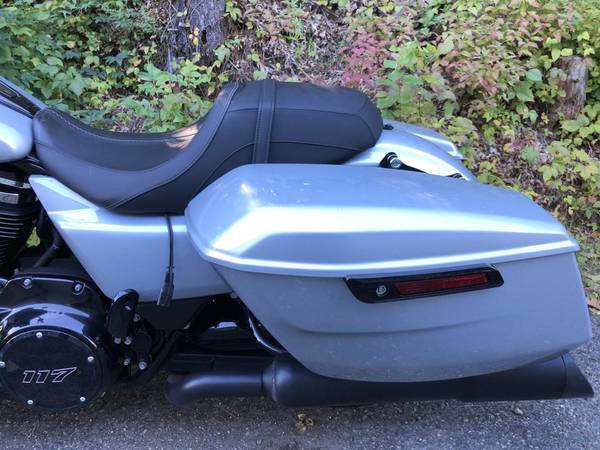 2024 Harley-Davidson, stříbrná, dovoz USA — foto 9 z 11