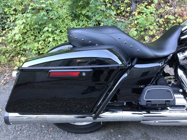 2017 Harley-Davidson, černá, dovoz USA — foto 3 z 11