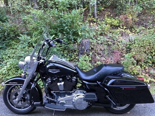 2017 Harley-Davidson, černá, dovoz USA — foto 8 z 11
