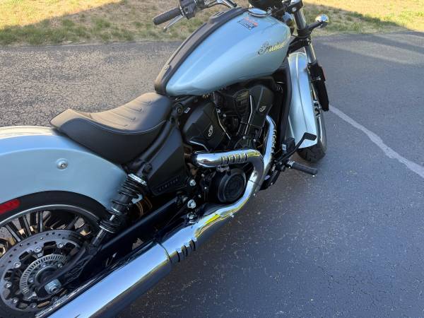 2025 Indian, dovoz USA — foto 10 z 12