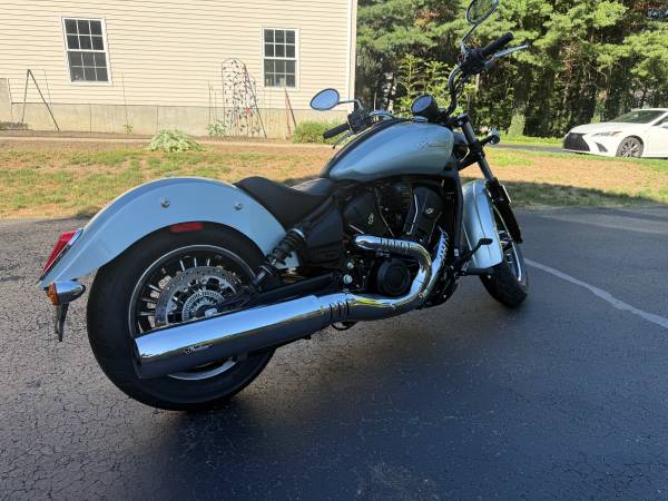 2025 Indian, dovoz USA — foto 5 z 12