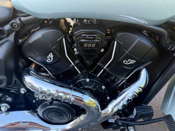 2025 Indian, dovoz USA — foto 7 z 12