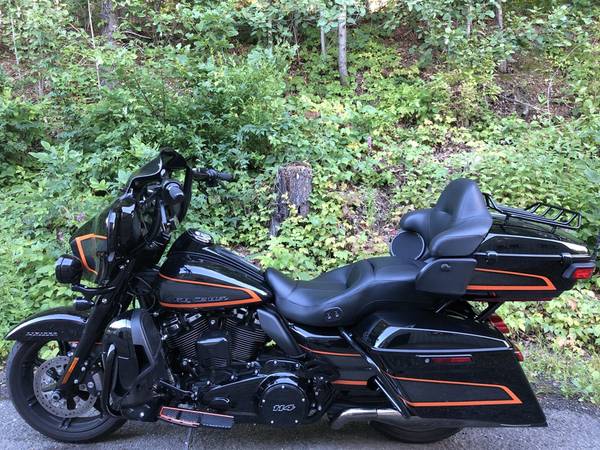 2022 Harley-Davidson, černá, dovoz USA — foto 8 z 11