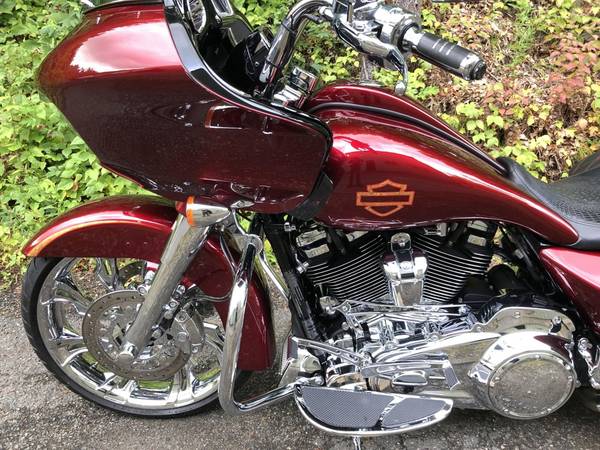 2017 Harley-Davidson, červená, dovoz USA — foto 10 z 11