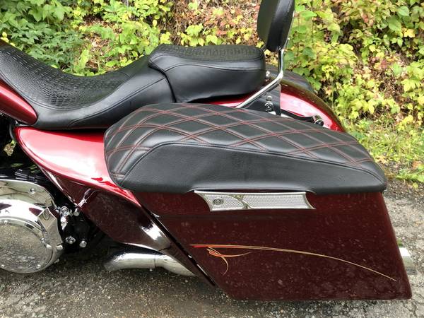2017 Harley-Davidson, červená, dovoz USA — foto 9 z 11