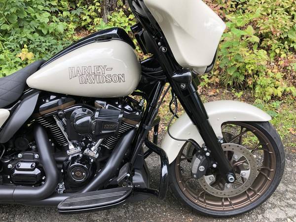 2023 Harley-Davidson, bílá, dovoz USA — foto 2 z 11