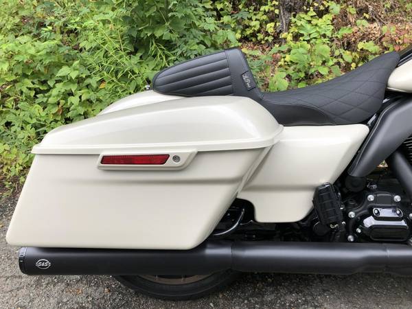2023 Harley-Davidson, bílá, dovoz USA — foto 3 z 11