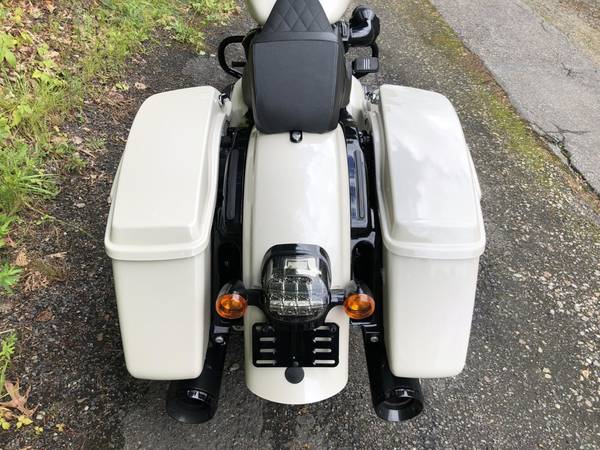 2023 Harley-Davidson, bílá, dovoz USA — foto 4 z 11