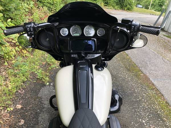 2023 Harley-Davidson, bílá, dovoz USA — foto 5 z 11