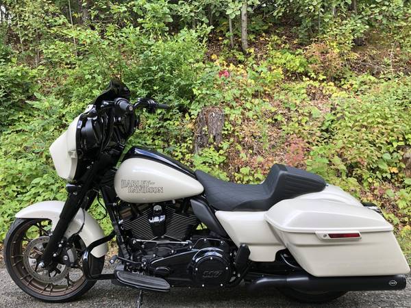 2023 Harley-Davidson, bílá, dovoz USA — foto 8 z 11