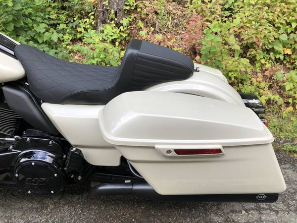 2023 Harley-Davidson, bílá, dovoz USA — foto 9 z 11
