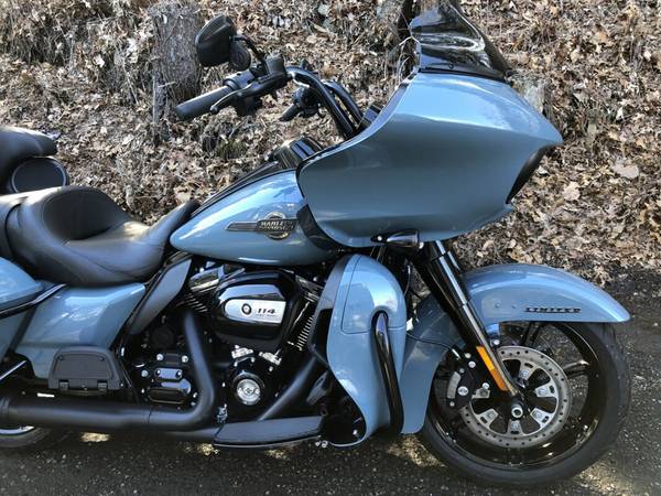 2024 Harley-Davidson, modrá, dovoz USA — foto 2 z 11