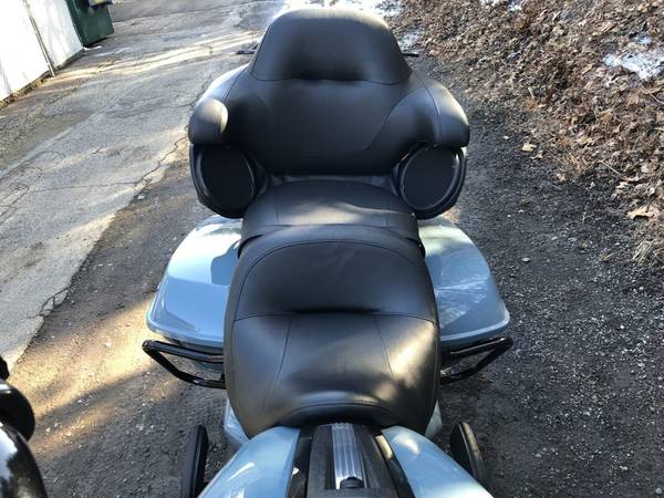 2024 Harley-Davidson, modrá, dovoz USA — foto 6 z 11