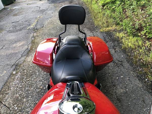 2023 Harley-Davidson, červená, dovoz USA — foto 7 z 11