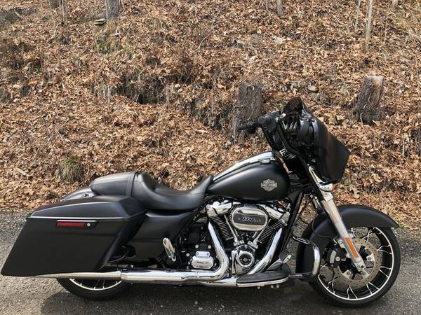 2022 Harley-Davidson, černá, dovoz USA — foto 1 z 11 2022 Harley-Davidson, černá, dovoz USA — foto 1 z 11