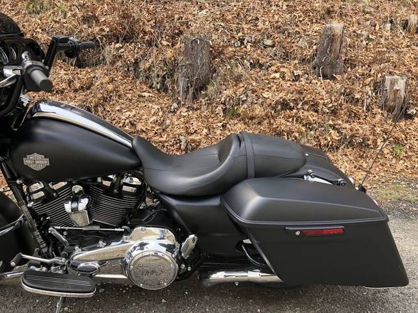 2022 Harley-Davidson, černá, dovoz USA — foto 2 z 11