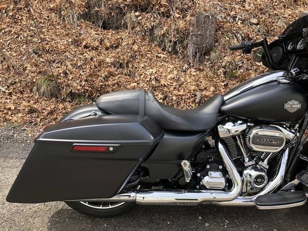2022 Harley-Davidson, černá, dovoz USA — foto 4 z 11