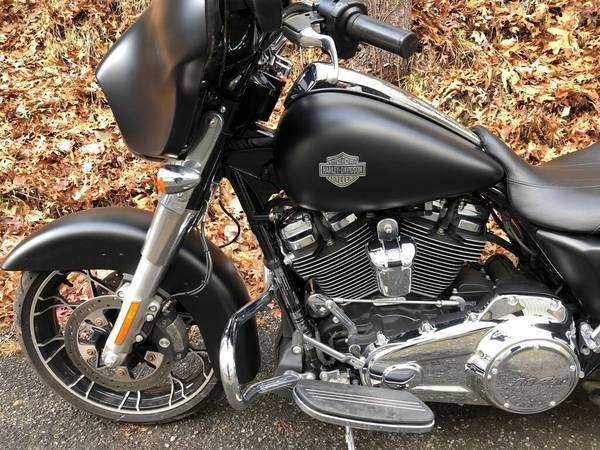 2022 Harley-Davidson, černá, dovoz USA — foto 2 z 11